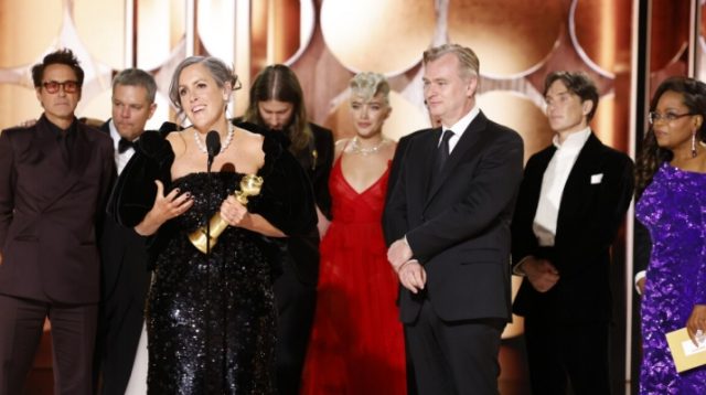 Produser Emma Thomas, kiri depan, menerima penghargaan untuk film drama terbaik untuk Oppenheimer/Net