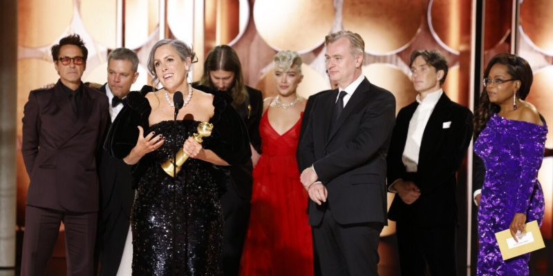 Produser Emma Thomas, kiri depan, menerima penghargaan untuk film drama terbaik untuk Oppenheimer/Net