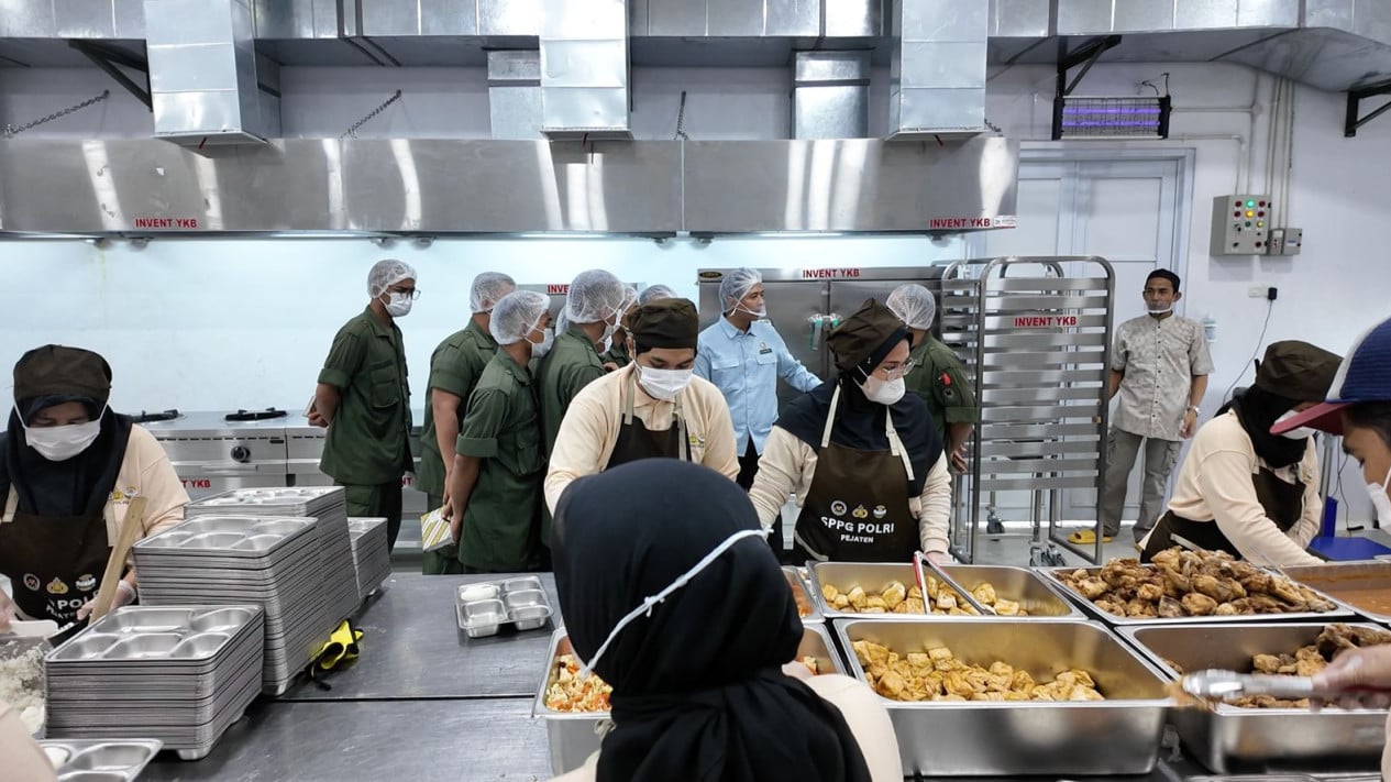 6856c0f93dad7-kunjungi-sppg-polri-siswa-sppi-unhan-nyatakan-siap-jadi-penggerak-program-makan-bergizi-gratis_1265_711