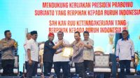 kapolri-jenderal-listyo-sigit-prabowo-menghadiri-apel-akbar-kebangsaan-buruh-indonesia-di-bekasi-jawa-barat-1760526078635_169