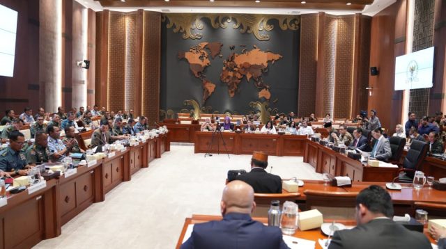 Rapat Kerja antara Menteri Pertahanan Sjafrie Sjamsoeddin dan Komisi I DPR RI di Senayan, Jakarta, Senin (24/11/2025), berlangsung tertutup dan dihadiri jajaran pimpinan TNI.