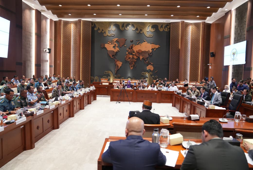 Rapat Kerja antara Menteri Pertahanan Sjafrie Sjamsoeddin dan Komisi I DPR RI di Senayan, Jakarta, Senin (24/11/2025), berlangsung tertutup dan dihadiri jajaran pimpinan TNI.
